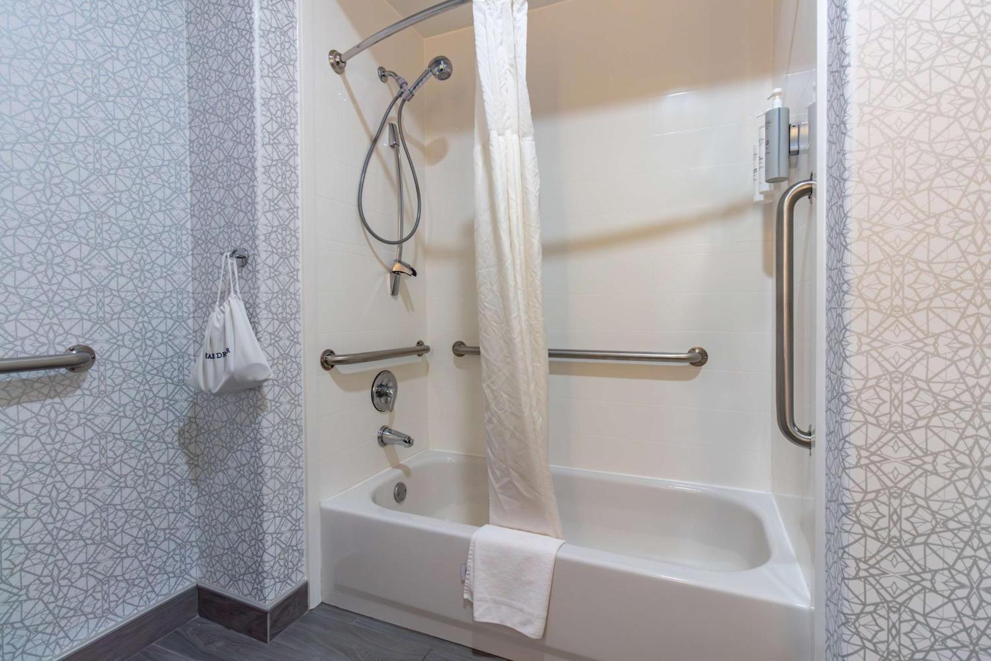 Hampton Inn & Suites Дентон Экстерьер фото
